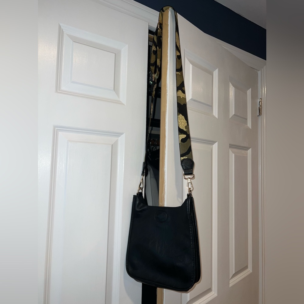 Cross body purse with changeable strap